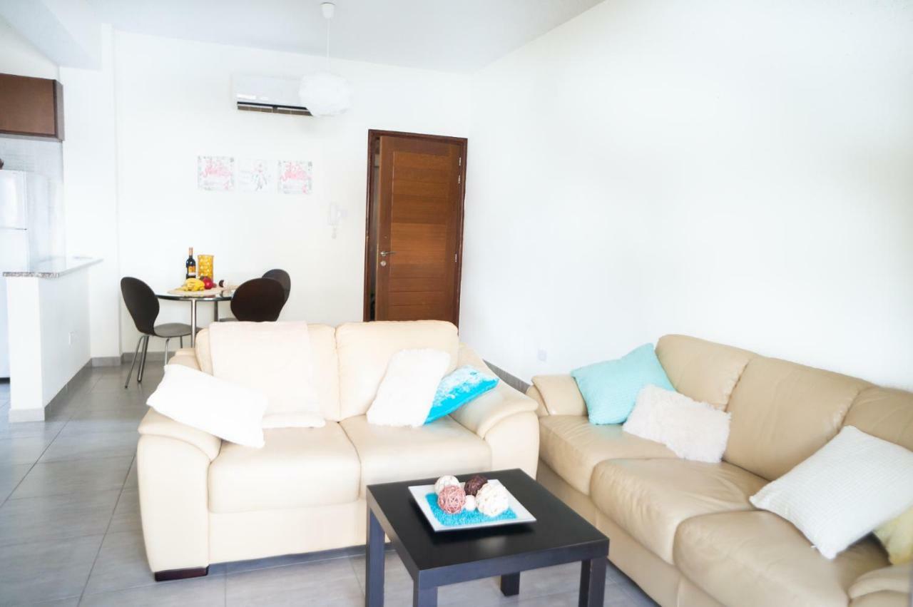 Sun Julz Apartments On The Beach بافوس المظهر الخارجي الصورة